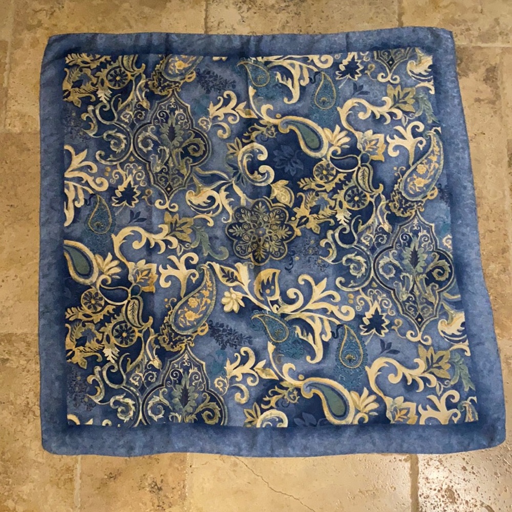 Seta 💯 silk square scarf 32 x 34 approximately